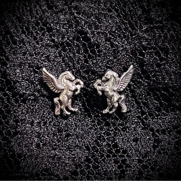 Sterling Silver Pegasus Stud Earrings new - Picture 1 of 6